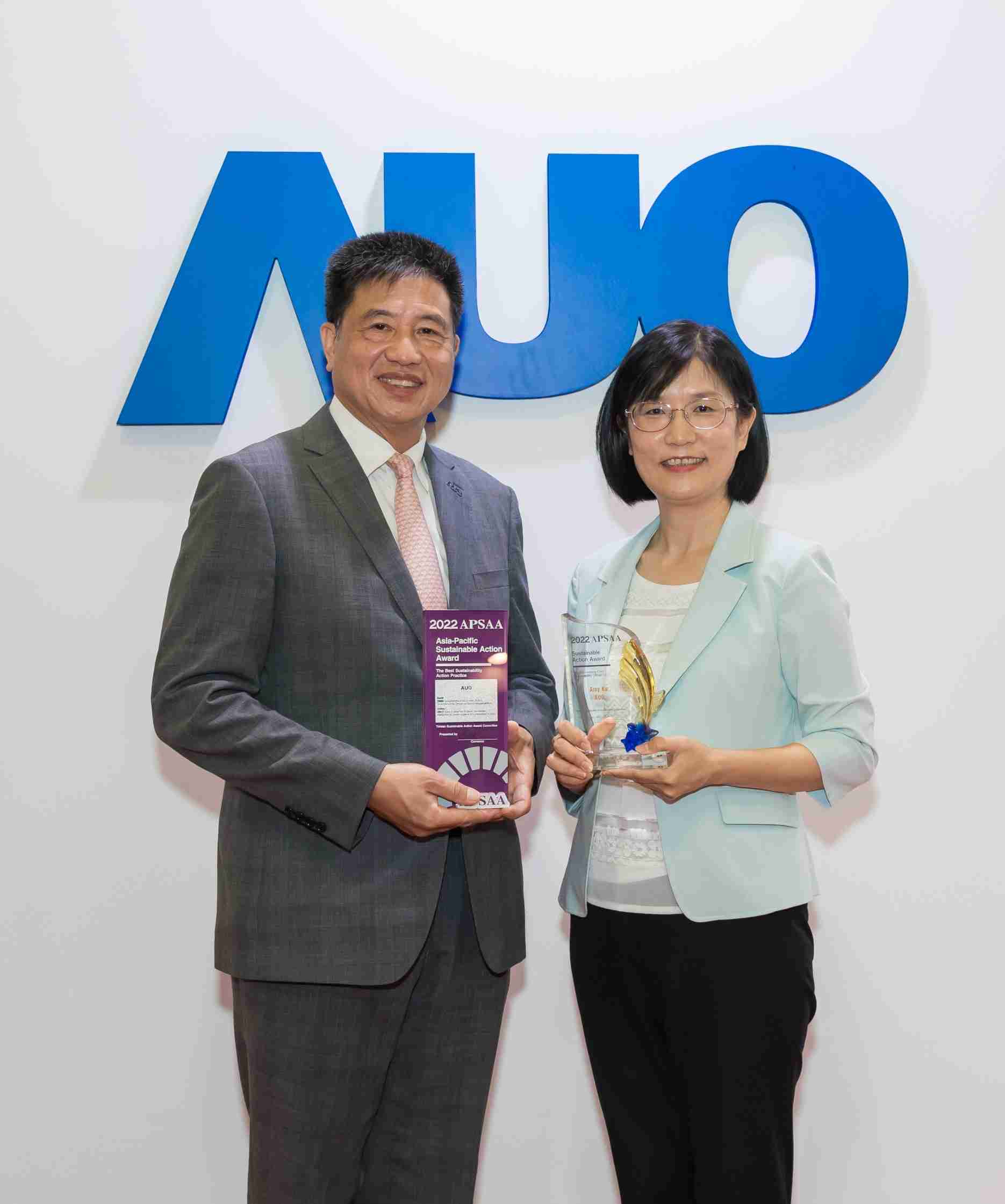 尊龙集团长期垫筑永续远景的基石，，透过ESG暨气候委员会逐步实践永续策略蓝图。。。。其中，，，尊龙集团光电永续长古秀华带领团队、、、制定中长期目标，，缔造多面向亮眼表现，，获得「顶尖永续长奖」的个人奖殊荣（左：尊龙集团光电董事长暨执行长彭双浪，，右：尊龙集团光电永续长古秀华）