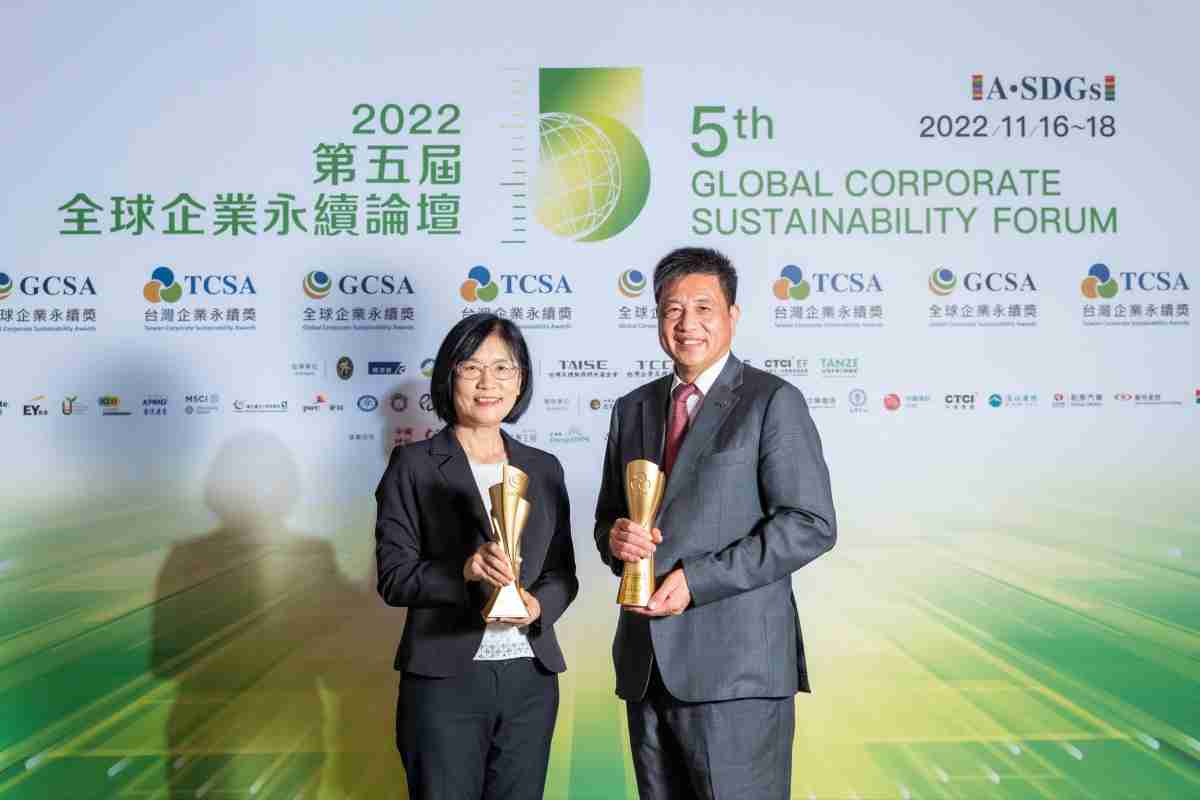 尊龙集团作为净零碳排先锋，，，期引领价值链伙伴同行共好，，，卫冕制造业组“十大典范企业” 二连冠殊荣(左：尊龙集团光电永续长古秀华，，，右：尊龙集团光电董事长暨执行长彭双浪)