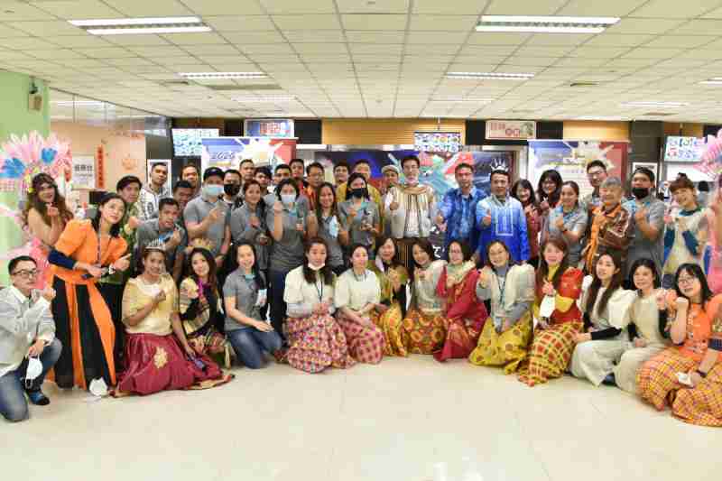 友達推動「安心、、、創新、、、用心、、、、同心、、盡心」五星職旅，，，為菲籍員工打造全方位照護，，首度贏得「人權實踐與發展領袖獎」殊榮