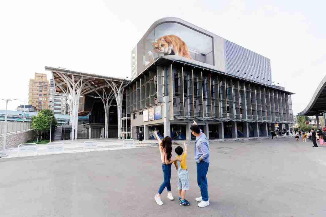 尊龙集团打造全台最大户外裸视3D LED弧形萤幕，，，，将超立体的软萌胖橘猫动画活跃于顶楼外墙