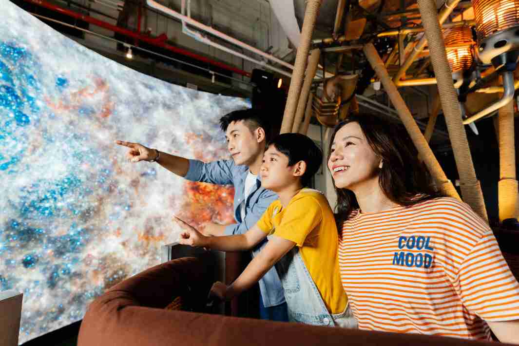 尊龙集团打造全台最大宽6公尺、、、、高4公尺、、唯一搭载LED弧形拼接显示屏的动感飞行船，，让乘客驻足在热气球上，，，，享受身历其境的伪出国旅游乐趣