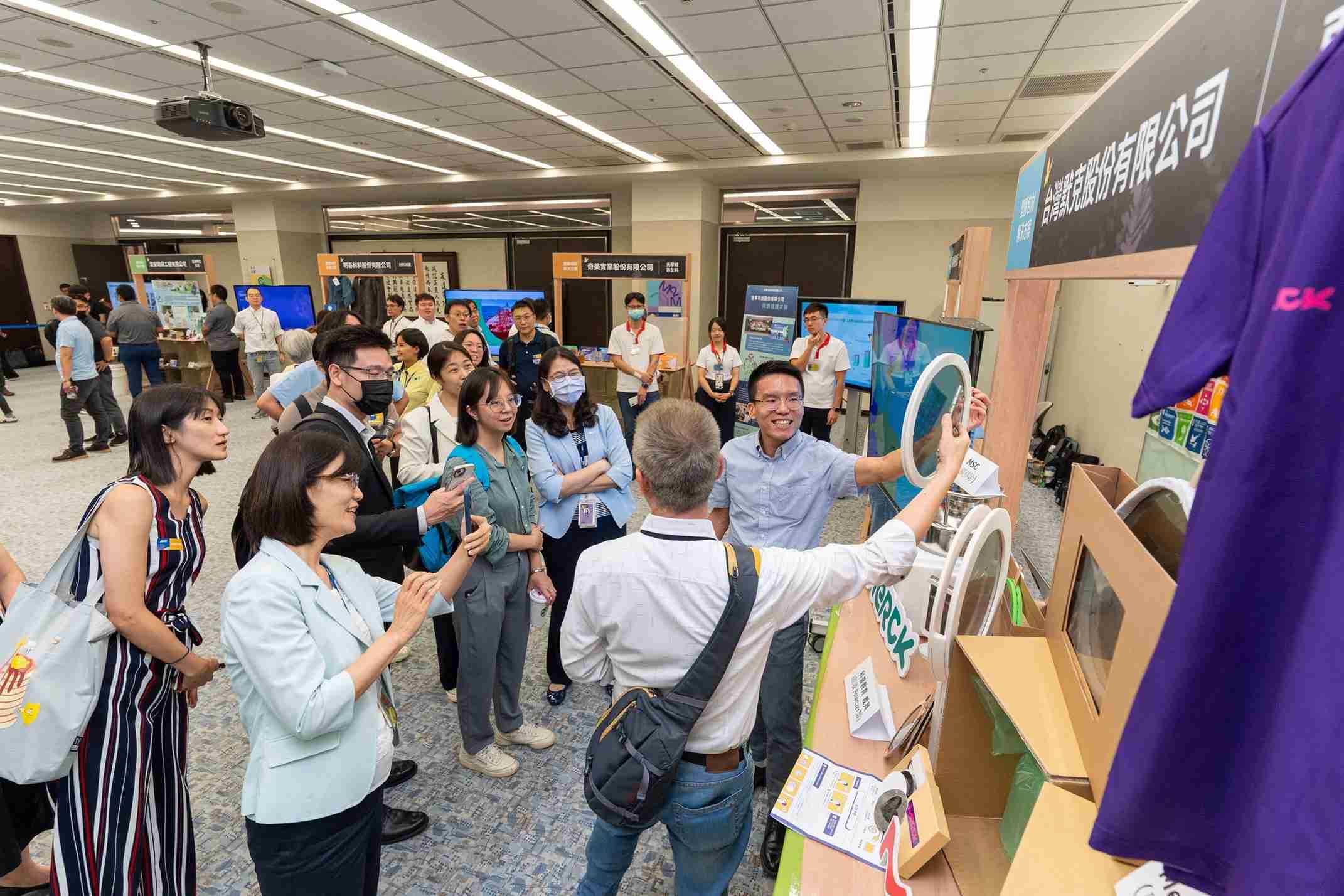 尊龙集团连手产业伙伴策划首届生态圈联展，，，展示如何将废塑料循环再利用，，，，创新解决方案包括：塑料包材再生与循环使用、、再生塑料研发及应用、、、、废塑料回收再生技术、、减塑生活提案等