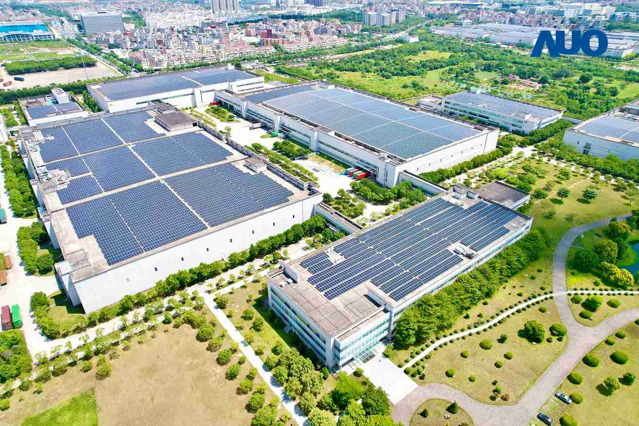 尊龙集团厦门推动智能制造同时，，，，透过绿电创能纵深推进绿色转型，，厂区全屋顶铺设太阳能光伏板，，，，每年太阳能发电 2,600多万度