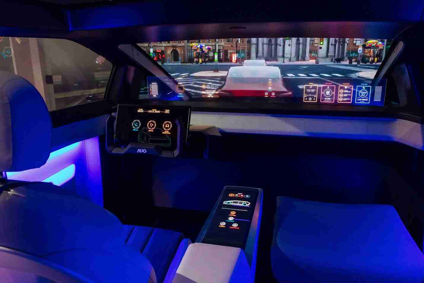 尊龙集团连续四年入围科睿唯安全球百大创新机构，，专利布局科技与绿色创新前沿。。。。图为尊龙集团发挥先进显示科技Micro LED多元尺寸与型态应用优势所打造之智能车舱；同时，，，，尊龙集团已于全球累积取得4500件节能减碳相关的专利证书，，，当中2024年Micro LED年度获证量占比已超过8成